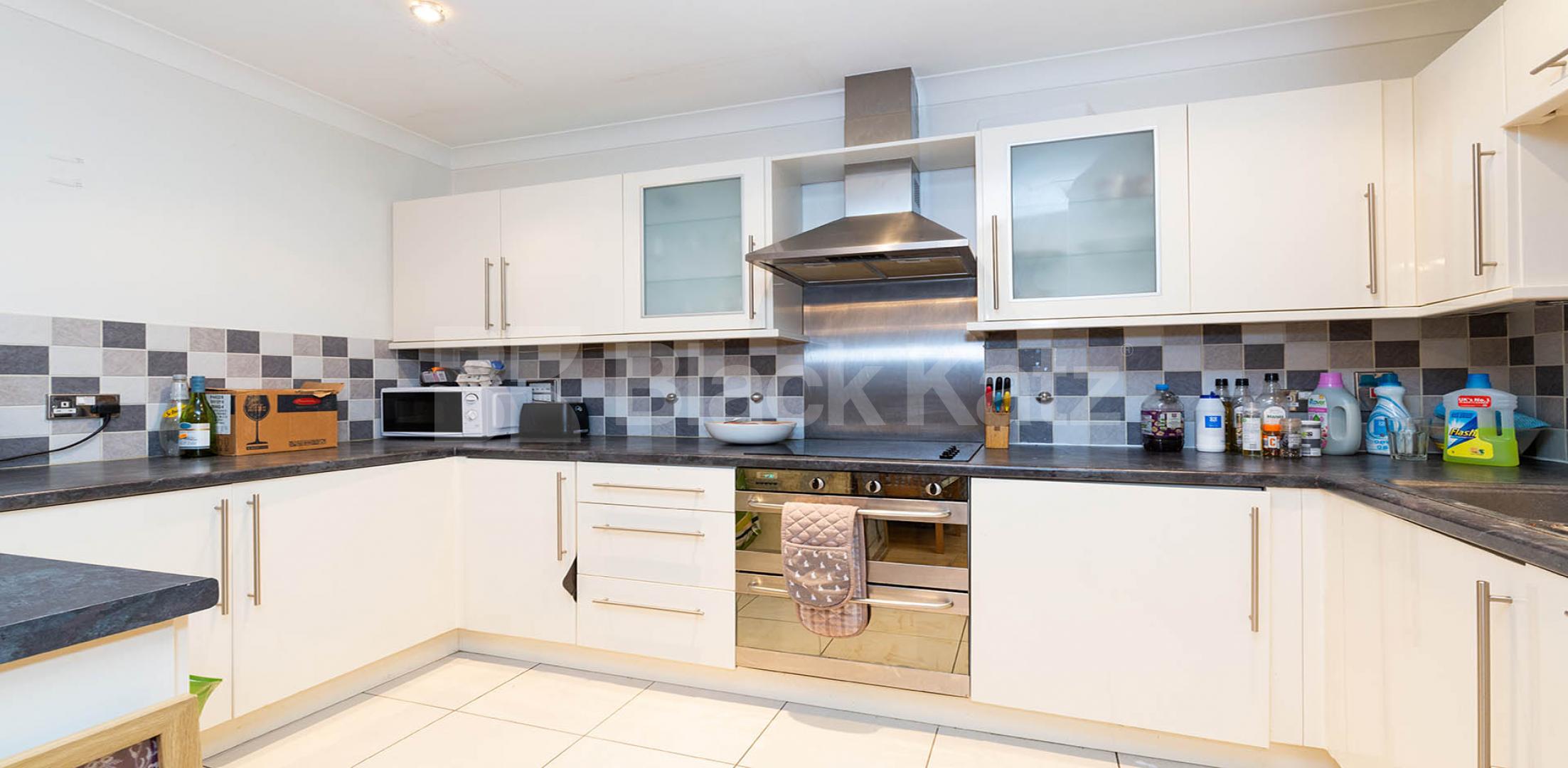 			SECURE PARKING AND ONSITE GYM INC, 2 Bedroom, 1 bath, 1 reception Apartment			 Northpoint, Tottenham lane, Crouch End